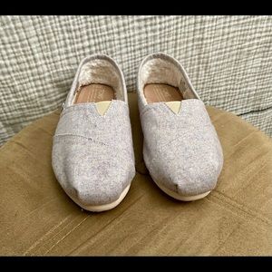 Women’s Toms slip on shearling lined. Size 6.5